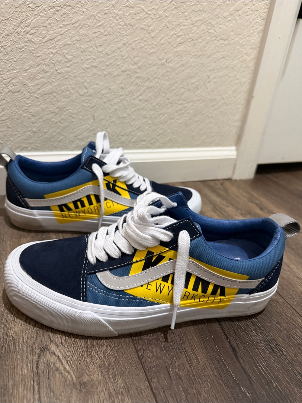 Vans Low-Top Sneakers in Navy, Blue and Yellow